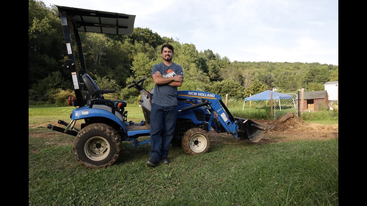 New Holland Workmaster 25s Cleaning Up Dirt And Leveling