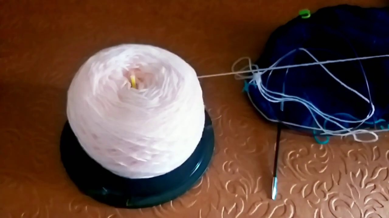 Easy DIY recycled yarn holder (yarn butler) for a yarn cake - watch it spin!
