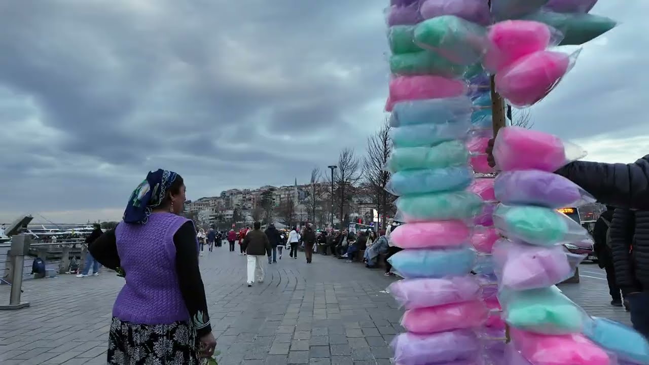 İSTANBUL ÜSKÜDAR SAHİL İNSANLAR BOĞAZDA BALIK TUTANLAR SEYYAR SATICILAR