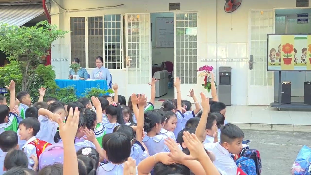 Hoạt động trải nghiệm khối 2. Chủ đề: Kính trọng thầy cô - Thân thiện với bạn bè