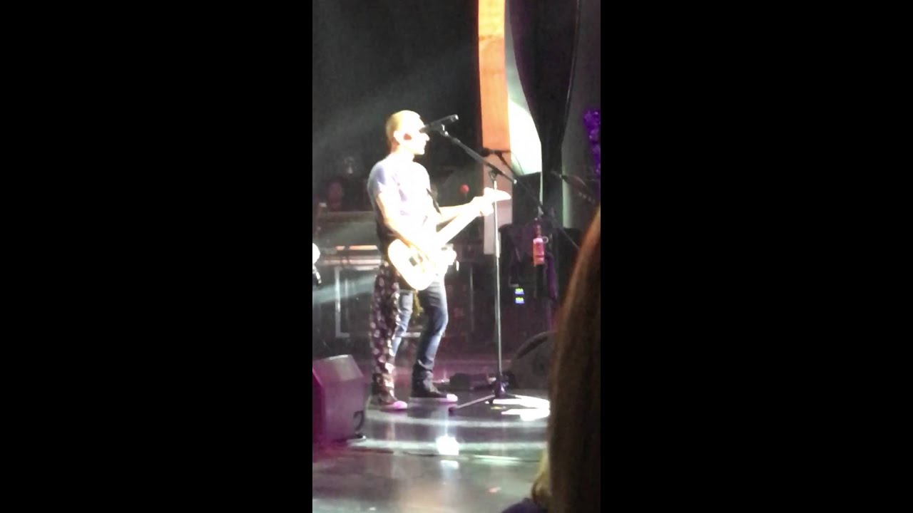 Def Leppard Hysteria without Joe!  - Vivian and Phil sing lead