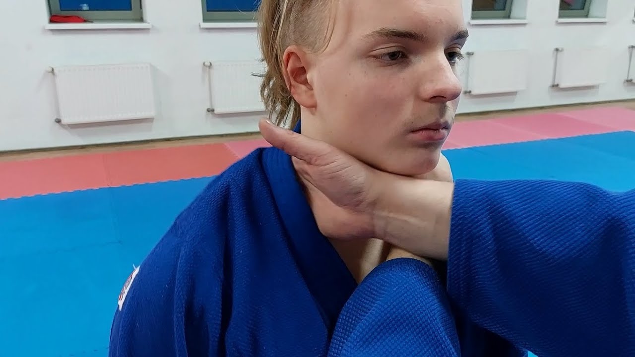 Judo - gyaku-juji-jime - odwrotne duszenie krzyżowe (Judopedia)