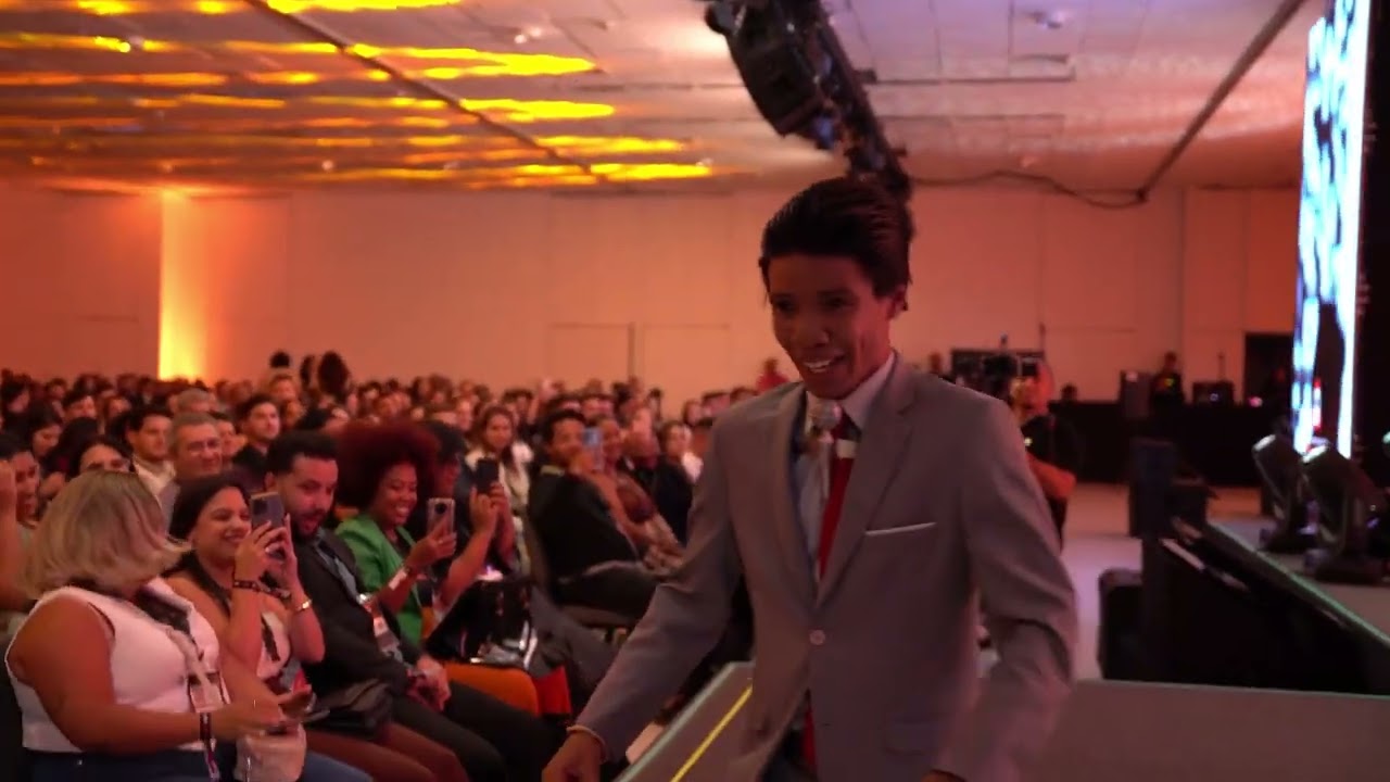 Silvio Santos cover no palco em evento corporativo #sbt  #silviosantos #coversilviosantos