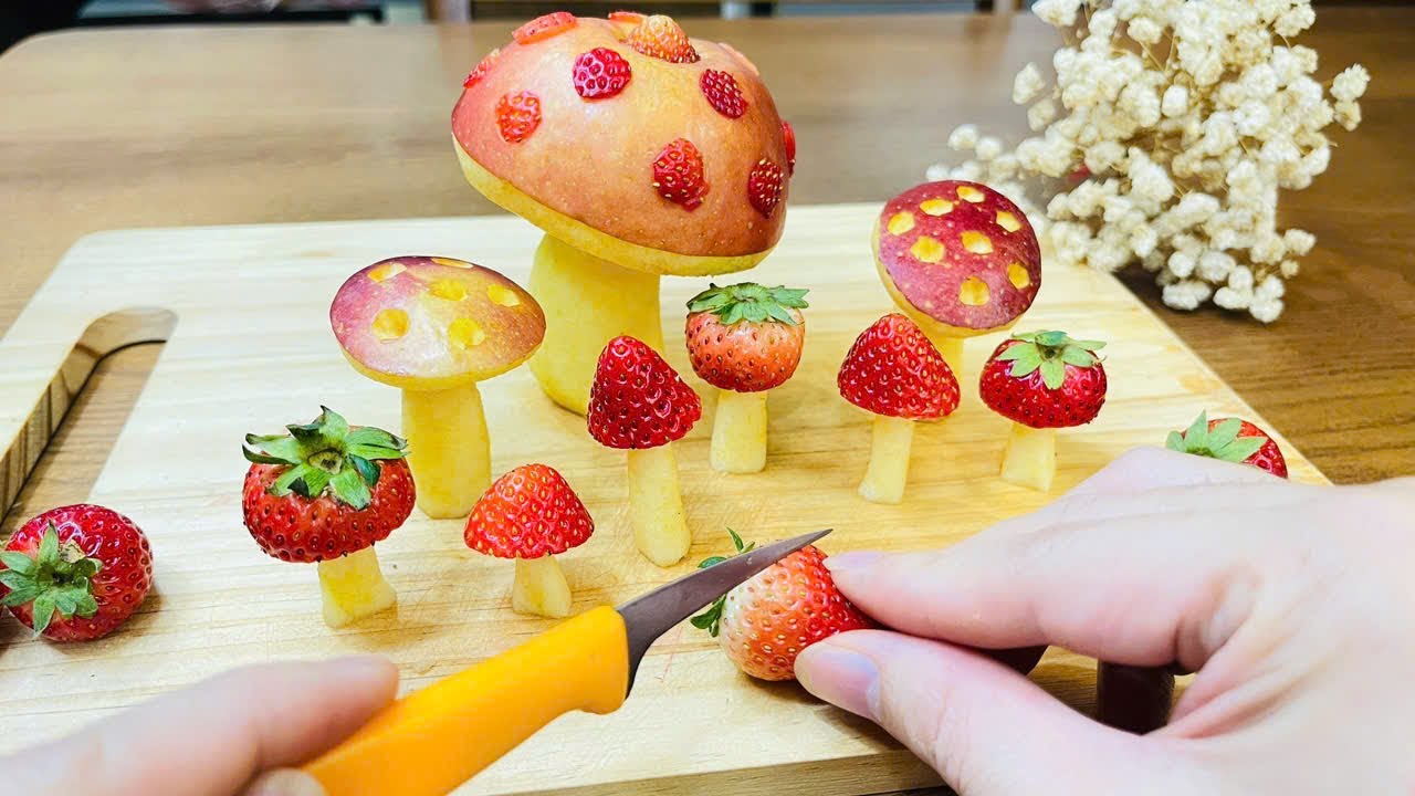 Pilze aus Äpfeln und Erdbeeren | Ein einfaches Frucht-Dessert, das alle Blicke auf sich zieht