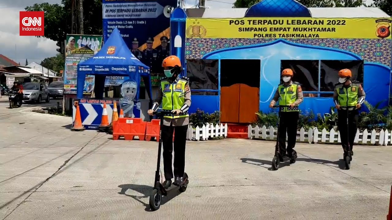 Tunggangi Motor Listrik, Polisi Urai Kemacetan Arus Mudik