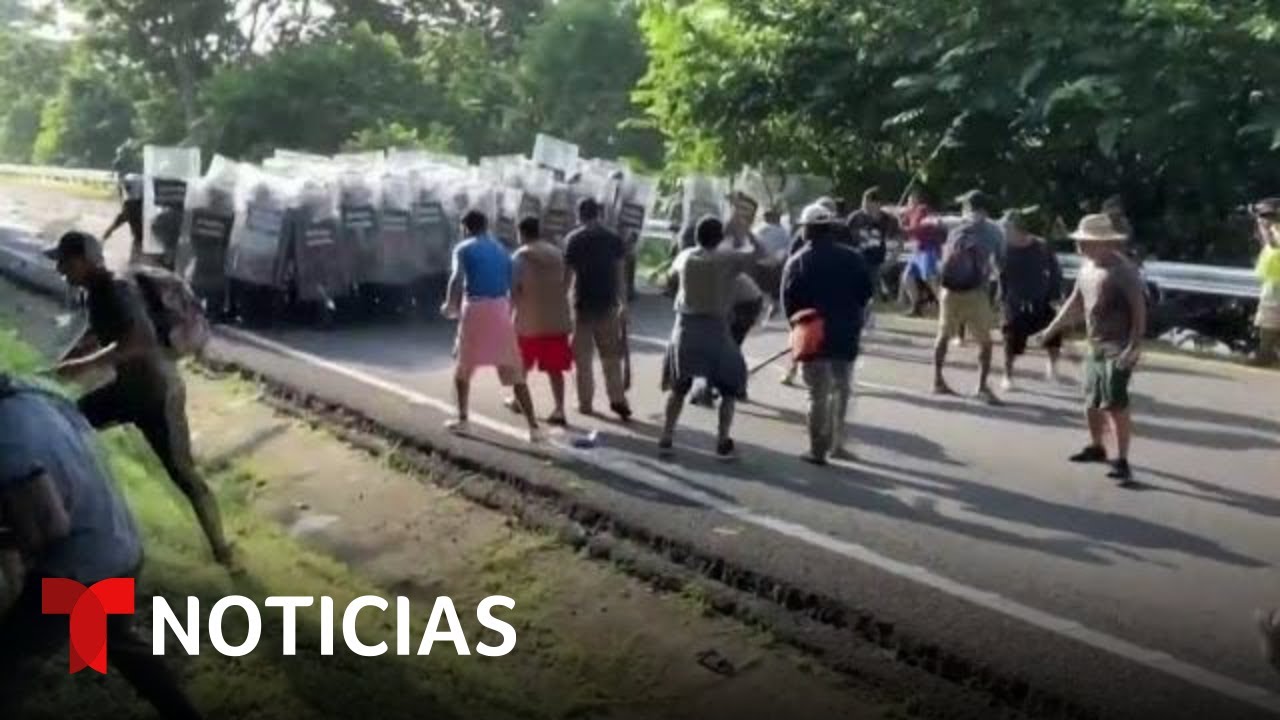 Batalla campal cuando intentan detener la caravana migrante | Noticias Telemundo