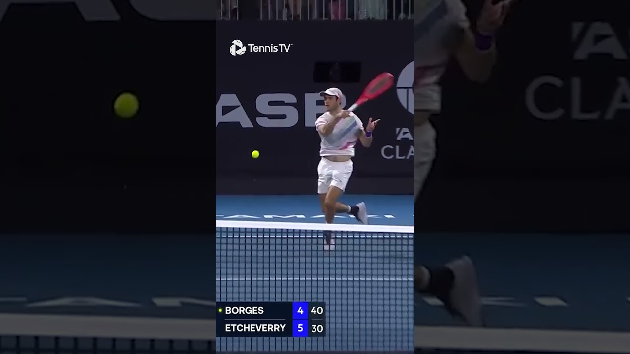 Borges makes volley that bounces back over the net 😲 