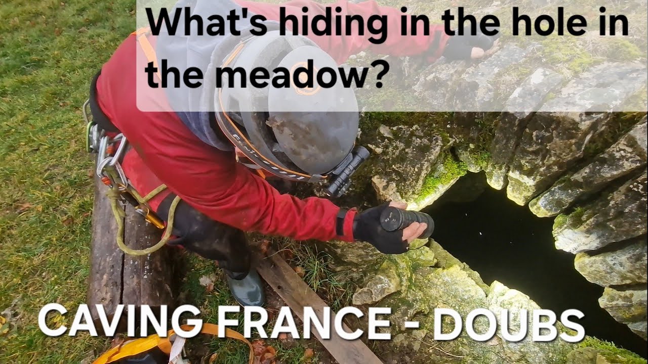 Co se skrývá v díře uprostřed louky? Caving v nádherné oblasti Doubs, problémy s autem.