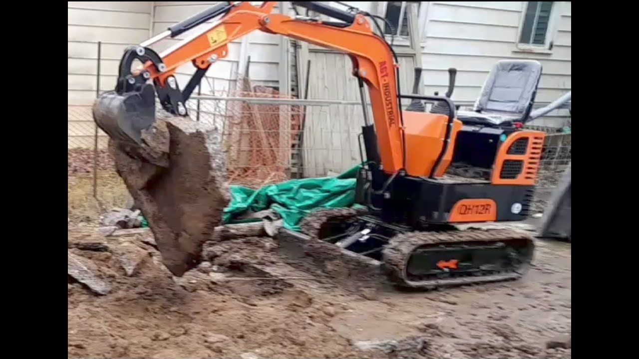 Chinese mini excavator,  first hour fluid change.