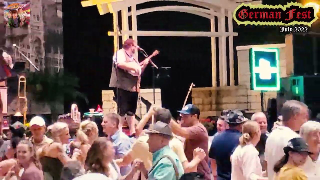 POLKA DANCING AT MILWAUKEE GERMAN FEST