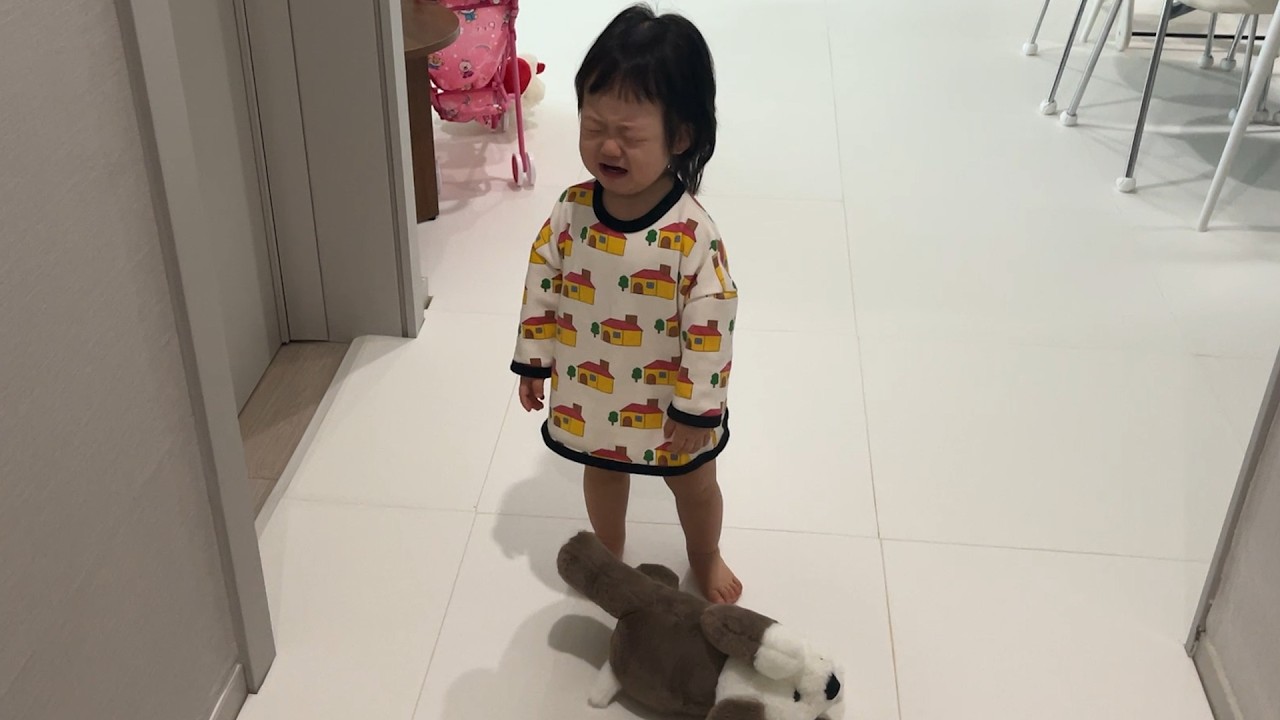 엄마가 화장실가면 애착인형까지 버리고 오열하는 아기🫠