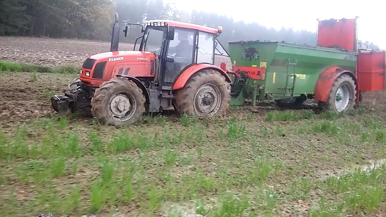 Farmer z rozrzutnikiem pronar