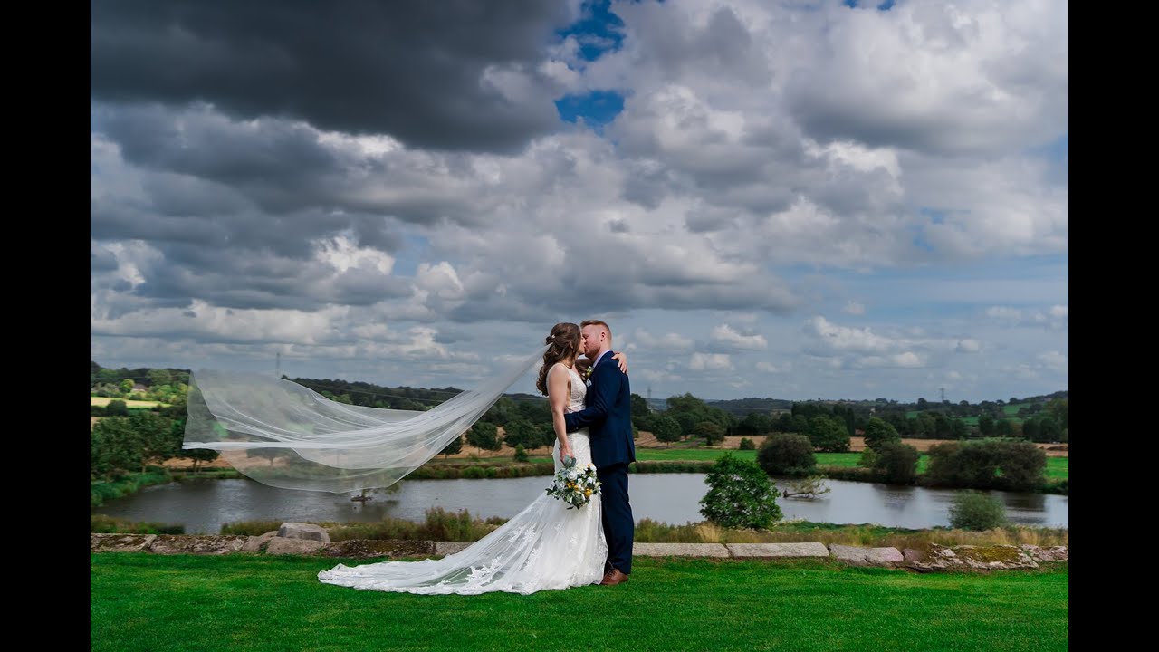 The Ashes Barns / Stoke on Trent, UK / Wedding Photographer The Ashes Barns 💕