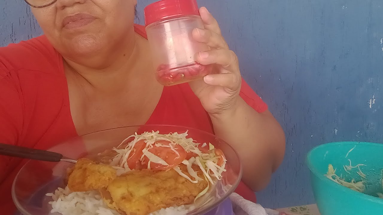 Almoço De Hoje Filé De Peixe Arroz e Salada De Repolho Com Tomate e Pimenta 🌶️😋
