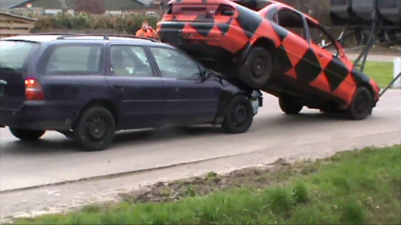 Sas wipkar crushes a Mondeo