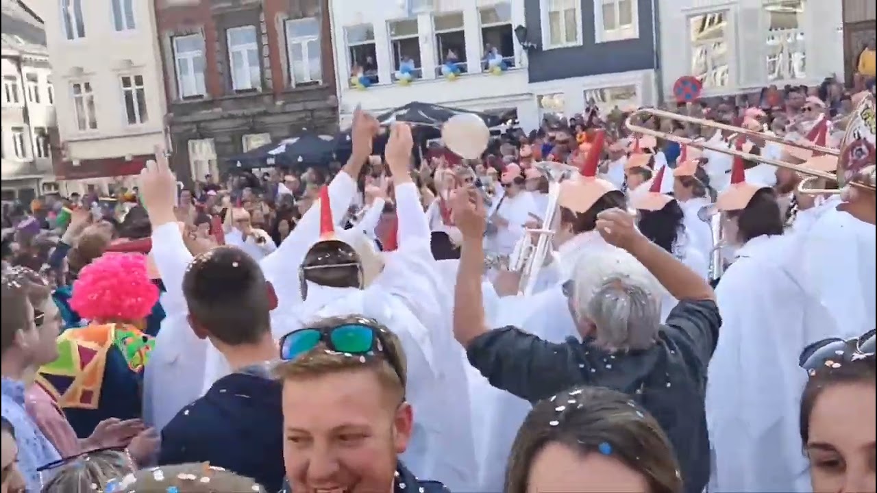 la Royale Harmonie l'Emulation met le feux après le rondeau lors du 