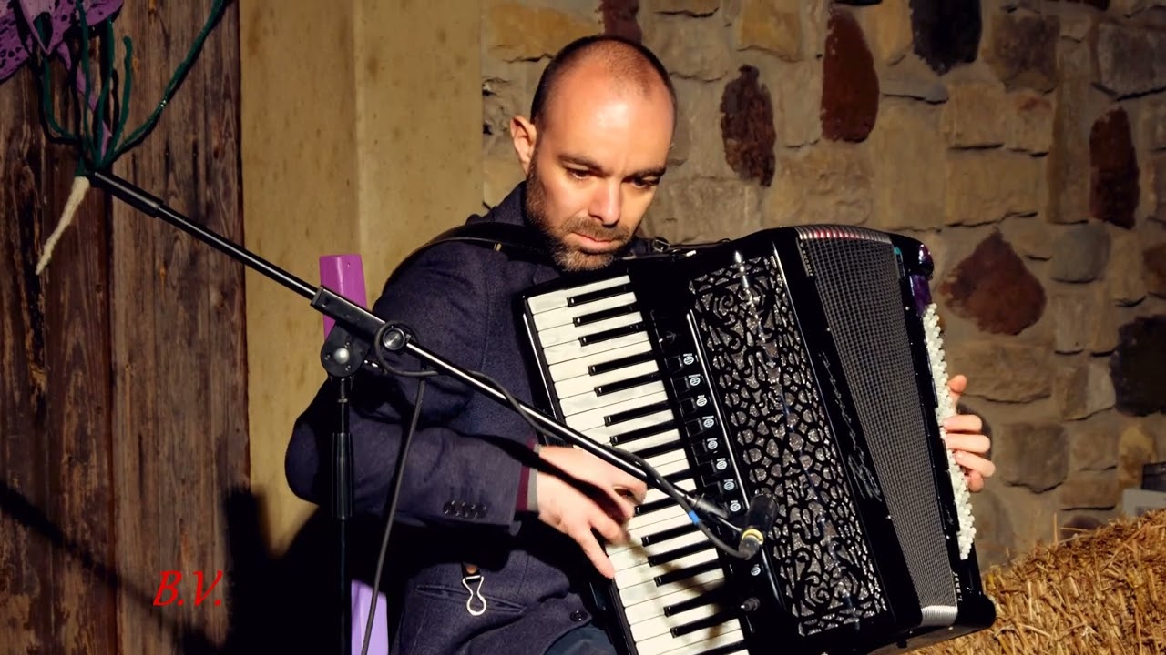 Simone Grussu mediana pipia raduno fisarmonicisti Turri 16 11 24