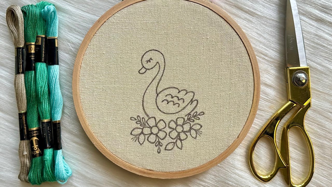 🦢5 MINUTES EMBROIDERY!! BEGINNER FRIENDLY SWAN EMBROIDERY WITH FLOWERS 🌸 | Free Pattern Inside!! 🥰