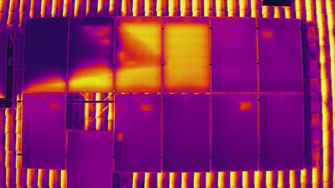 Contrôle de toiture et de panneaux solaires avec un drone équipé d'une caméra thermique