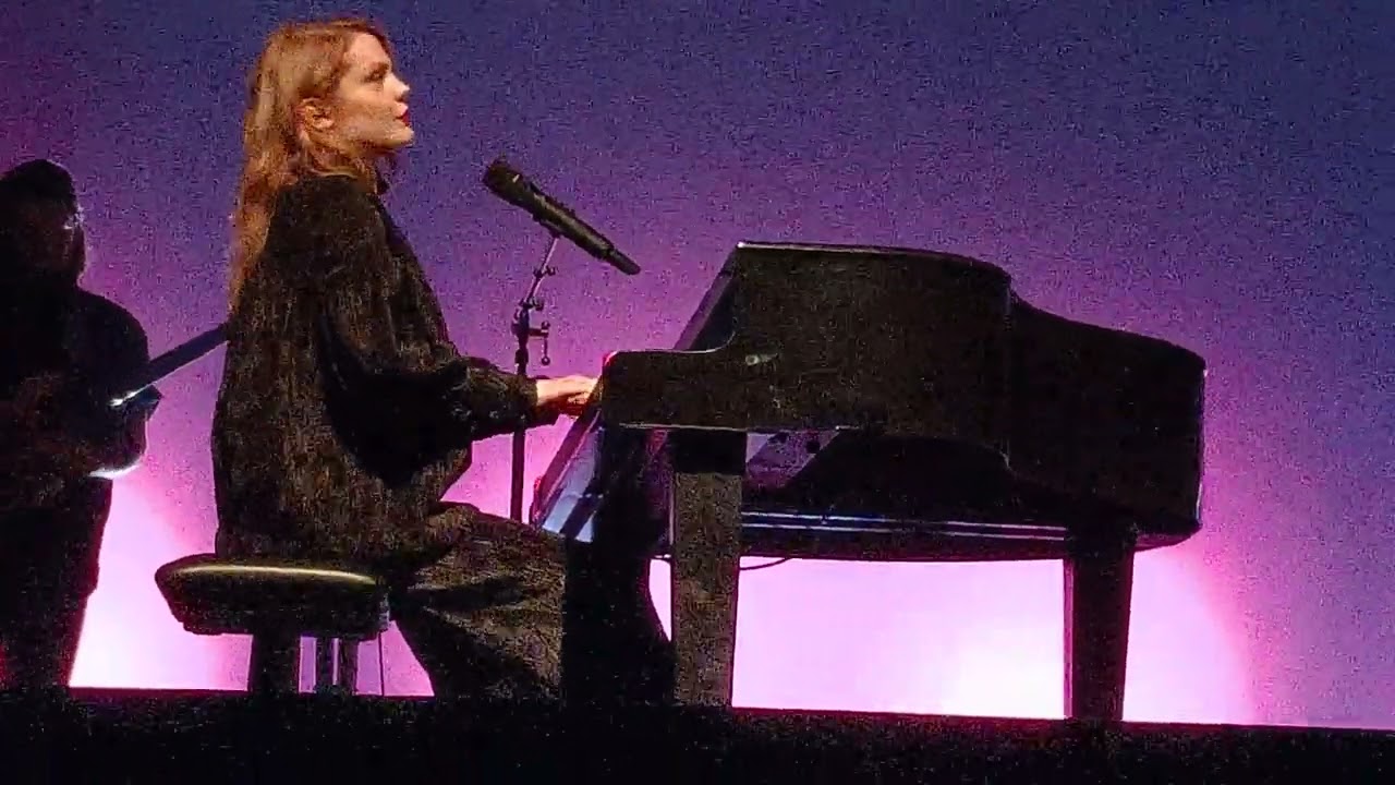 Coeur de Pirate. C'était salement romantique. Forum de Liège. 10/10/24.