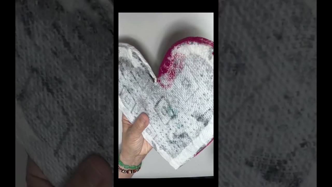 Невероятно! Она сделала сердце из картона, которое было твердым как дерево!