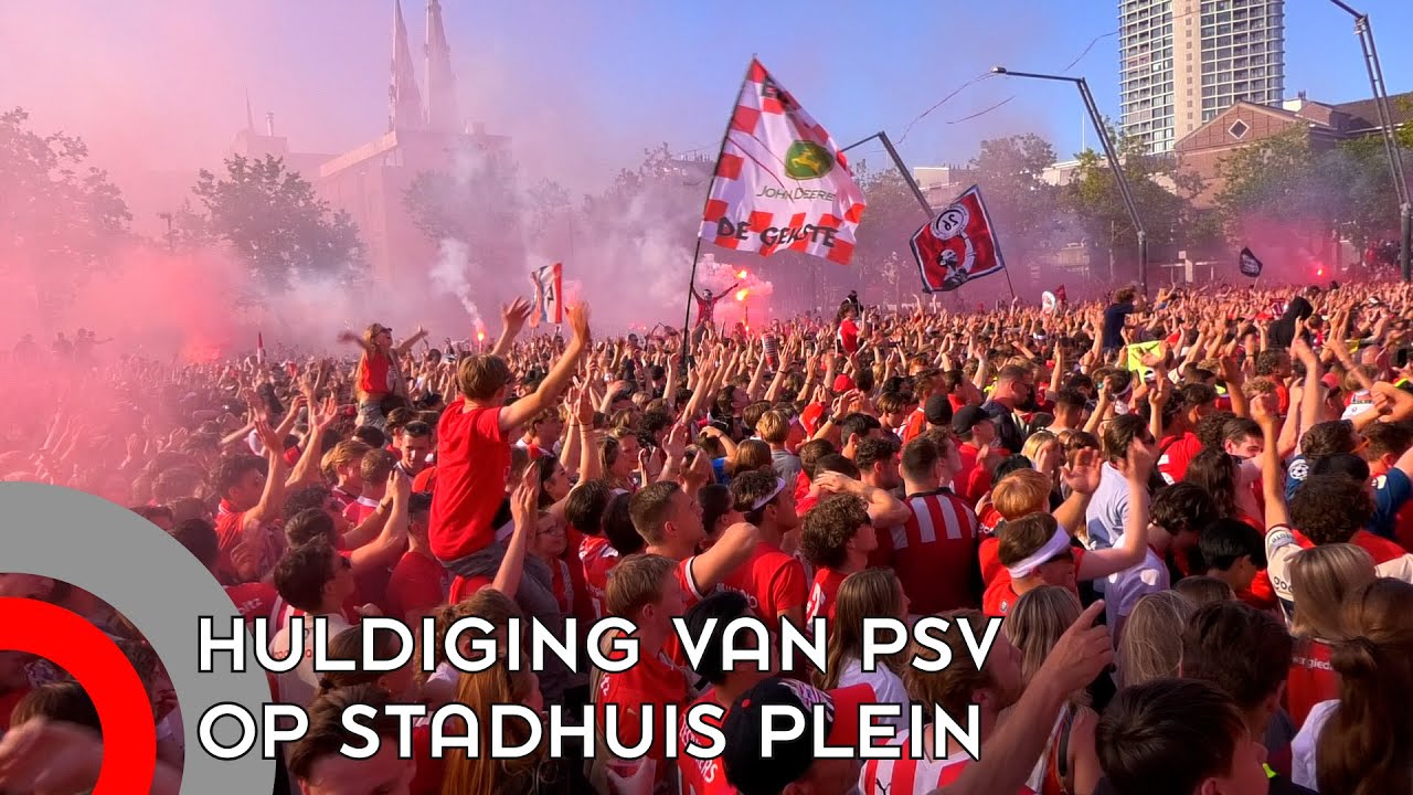 Kolkende massa op Stadhuisplein gaat uit z'n dak van de kampioensschaal