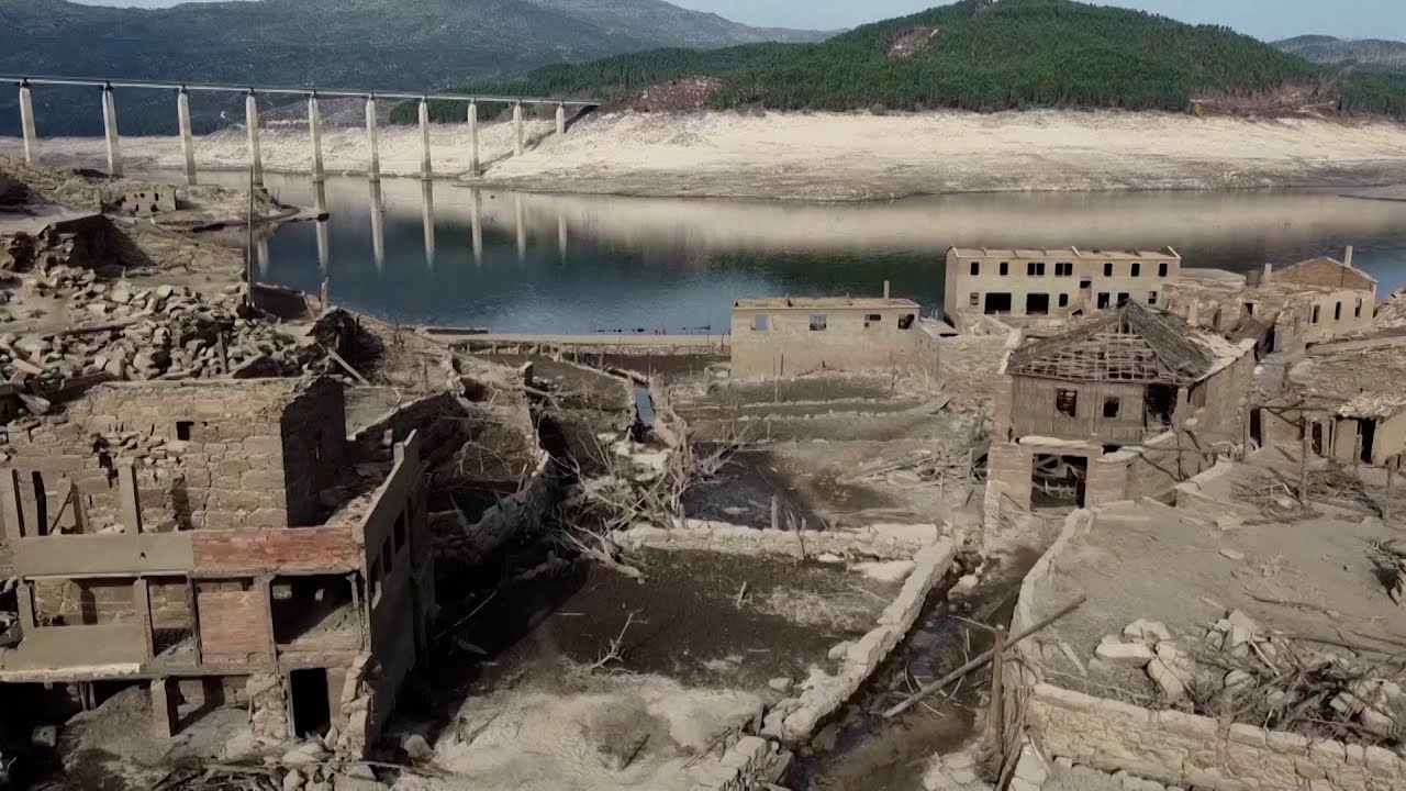 Seca extrema fez emergir aldeia galega, submersa há 30 anos
