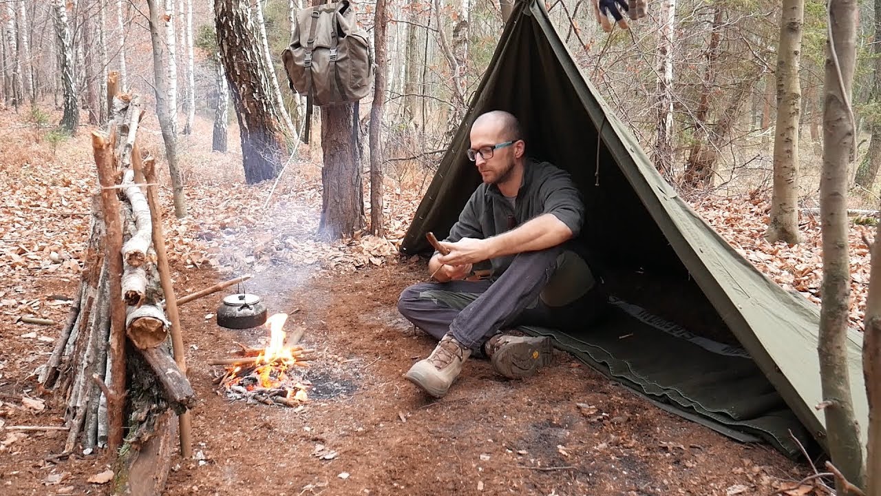Koc, pałatka i deszczowy biwak old school. Bushcraft