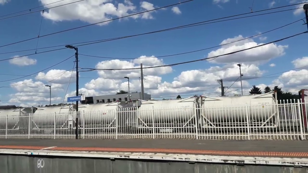 3MS7 train passing Broadmeadows Station