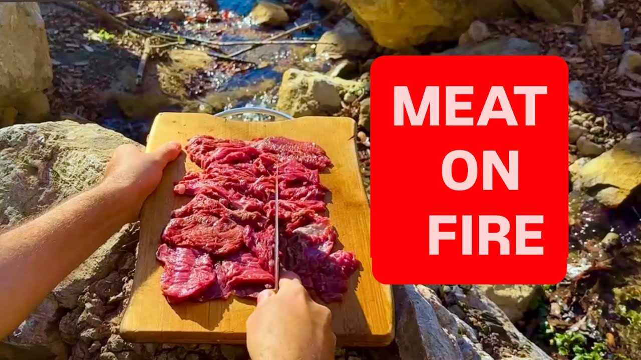 Collecting firewood, building a campfire, and cooking meat in the forest 🔥🌲 