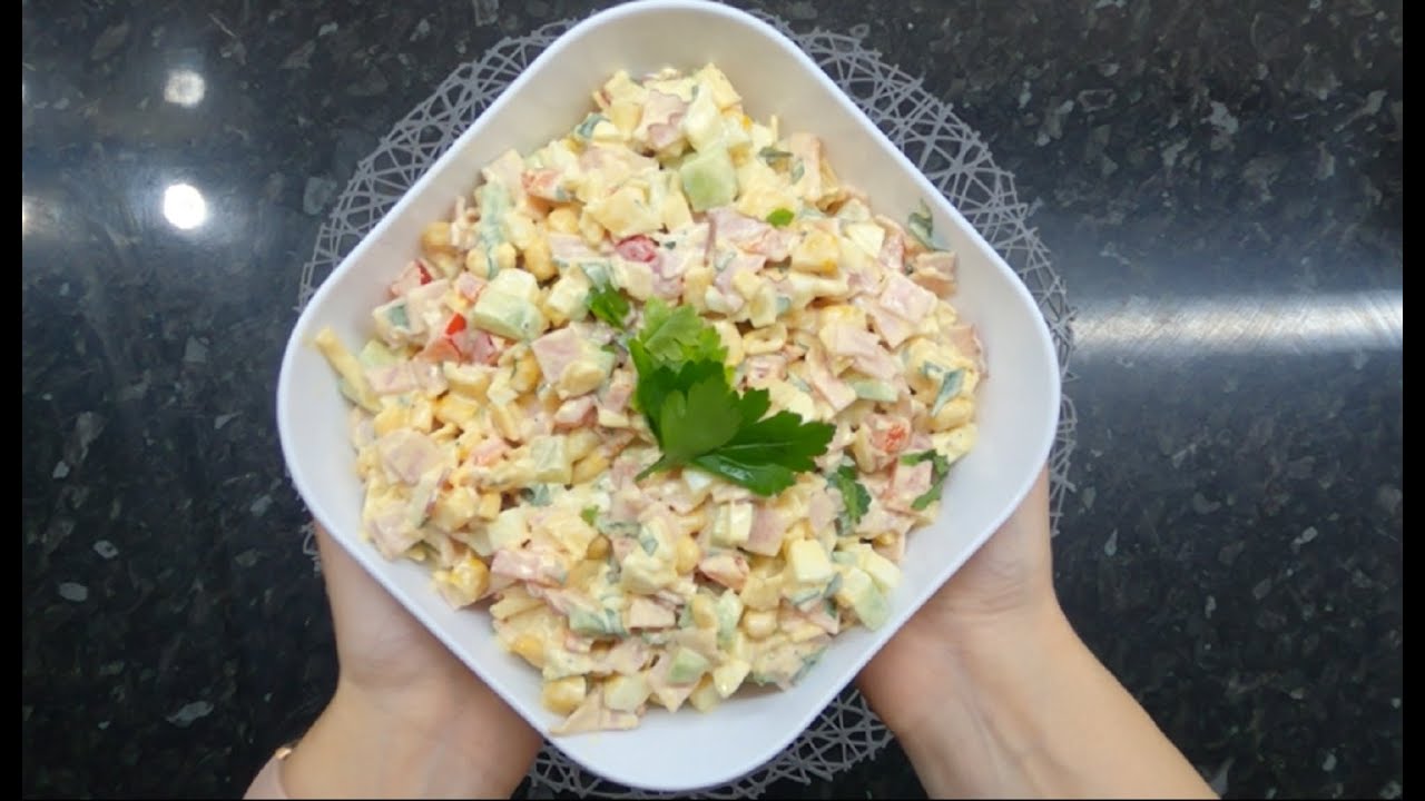 Banalnie prosta sałatka urodzinowa. Ile bym nie zrobiła, zawsze jest mało.