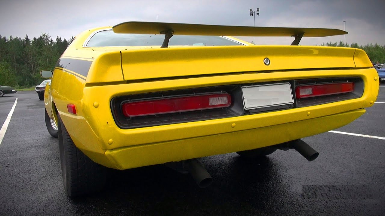 160 Muscle Cars and Classics Leaving a Car Meet - V Cruising 2016