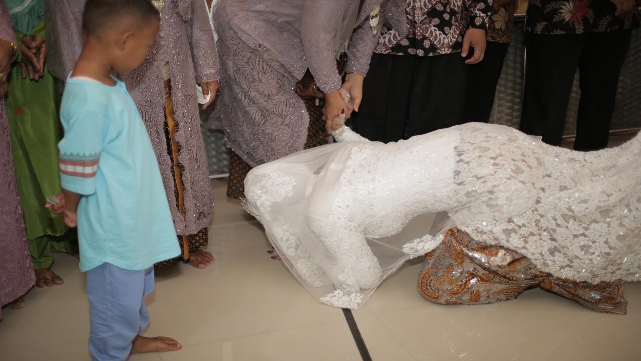 MASYAALLAH HABIS AKAD SAMPAI CIUM TELAPAK KAKI IBUNYA Wedding Fitri & Wildan