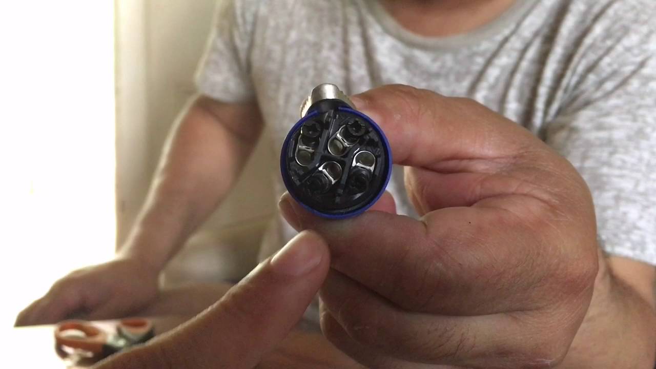 Cómo conectar un cable de dos vías Speakon Neutrik
