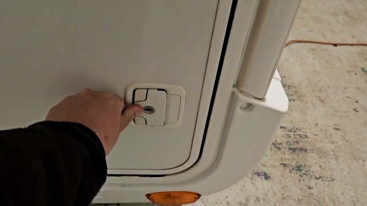Rentacampa.com rimor evo 95+ motorhome exterior demonstration