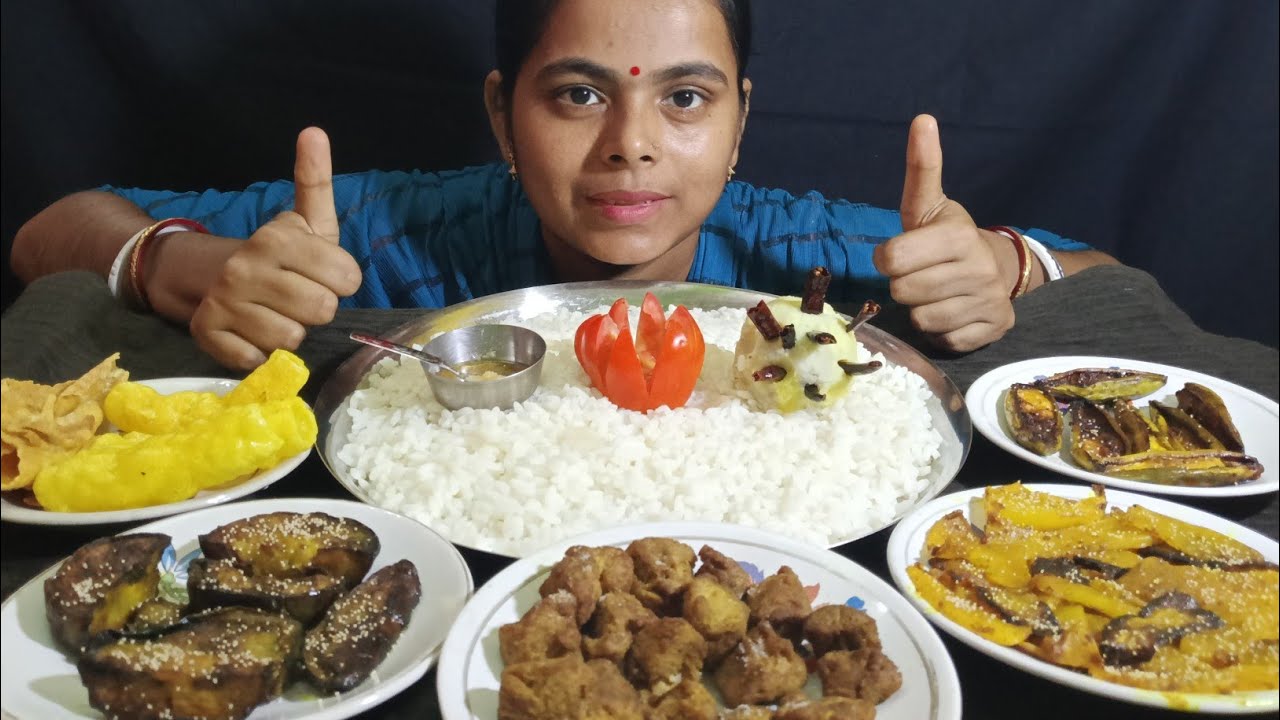 আজকের মেনুতে, মাছ🐟 মাংস 🍗ডিম 🥚কিছুই নাই। কিন্তু এক থালা ভাত খেয়ে নিলাম ভাজা দিয়ে দারুন লাগলো।👌👌👌👌