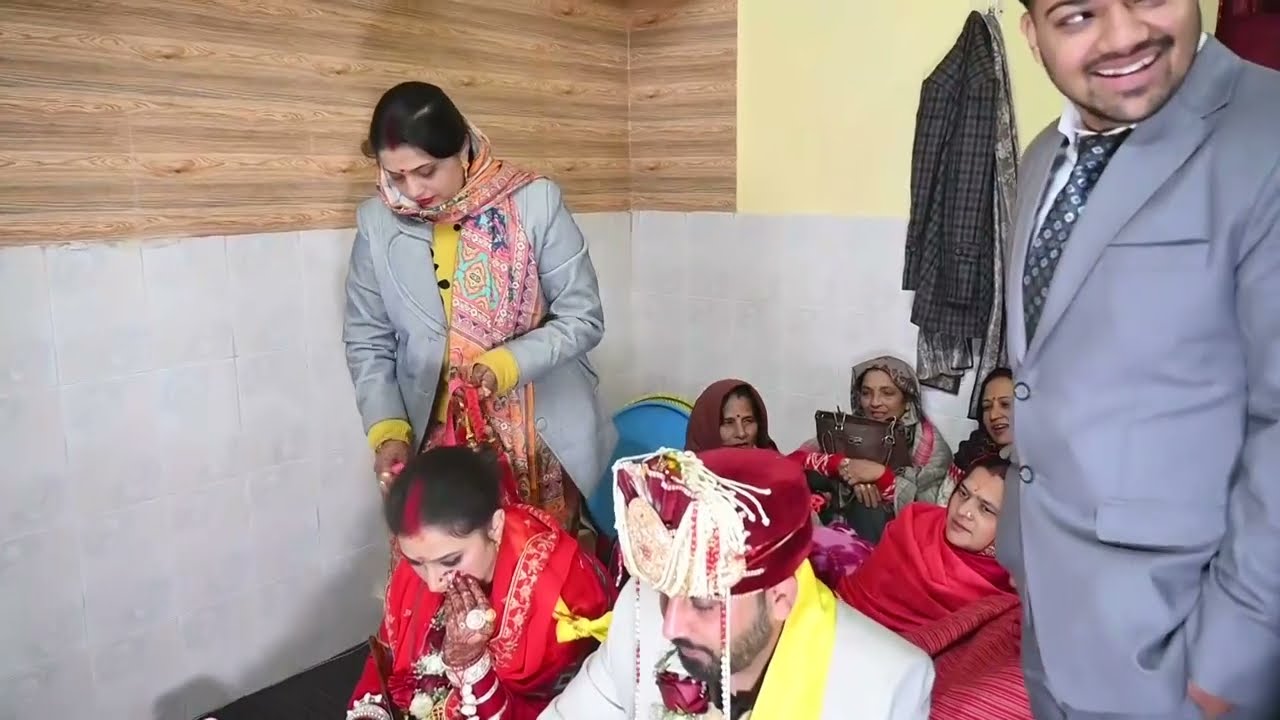 हिमाचली विवाह में सिरगुंदी के समय दुल्हे को  हंसी मजाक के गीत गाती औरतें # विदाई रसम #