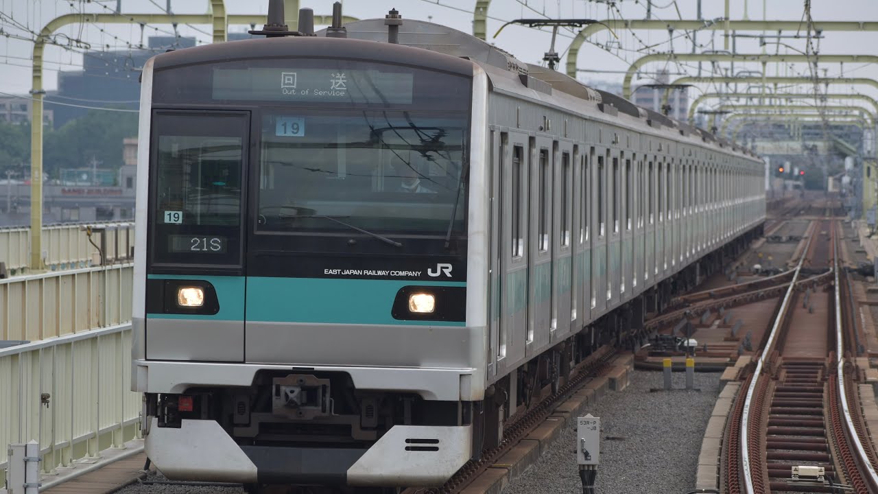 平日朝ラッシュ時の小田急線登戸駅