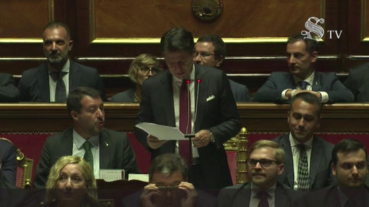 Crisi di Governo, Conte in Senato attacca Salvini e lui bisbiglia: 
