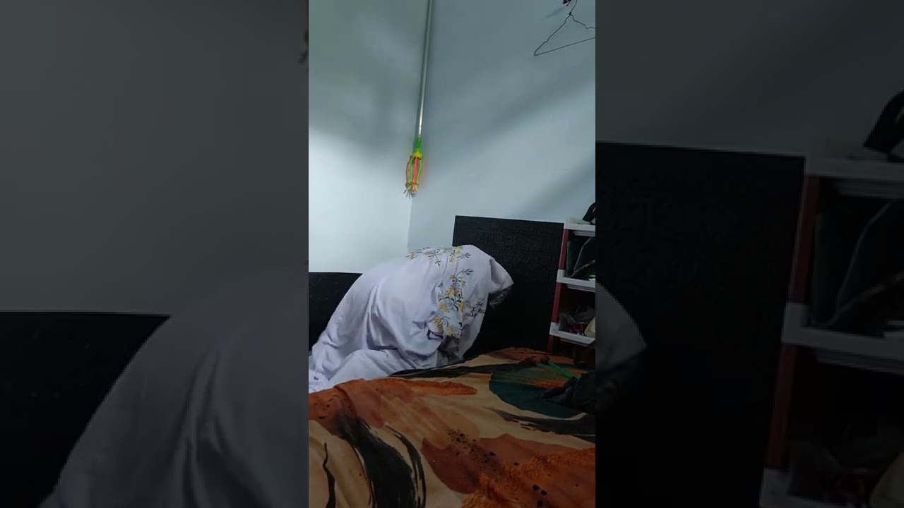 istri Solehah lagi sholat zhuhur, Jumat delapan belas November duaribu dua dua, vlog volume 1