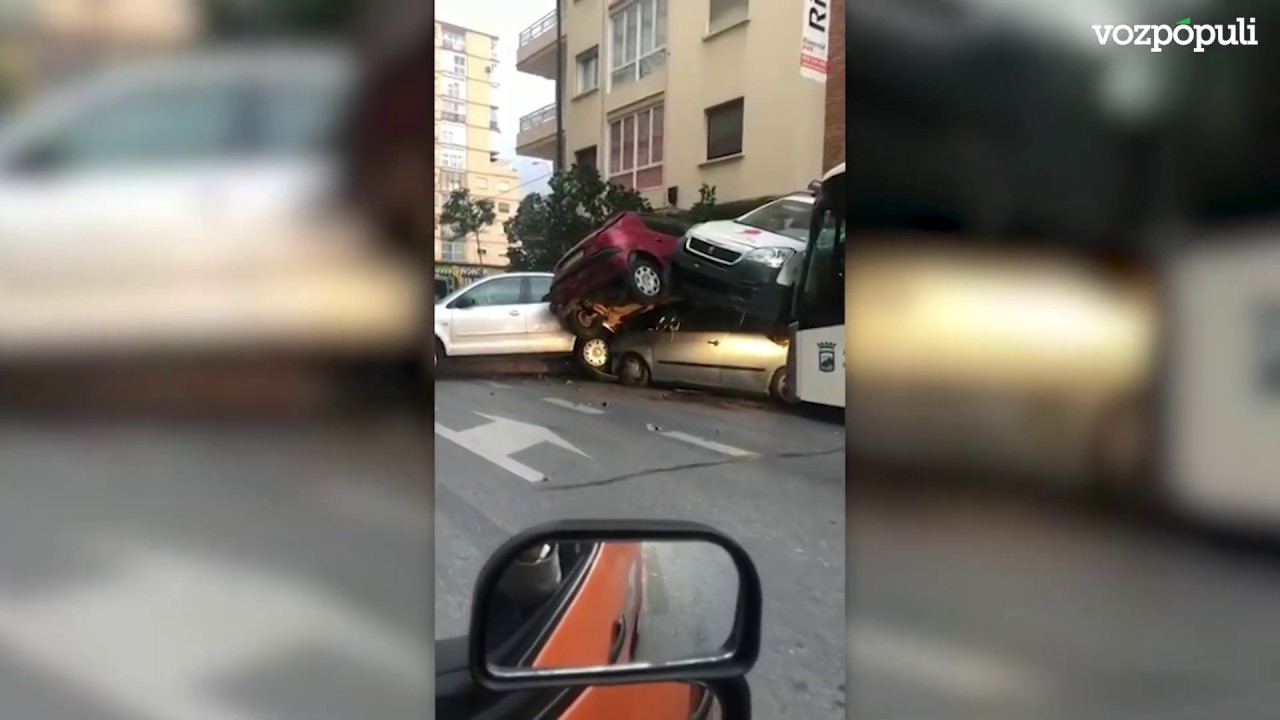Un autobús arrolla a varios coches en Málaga tras desvanecerse el conductor