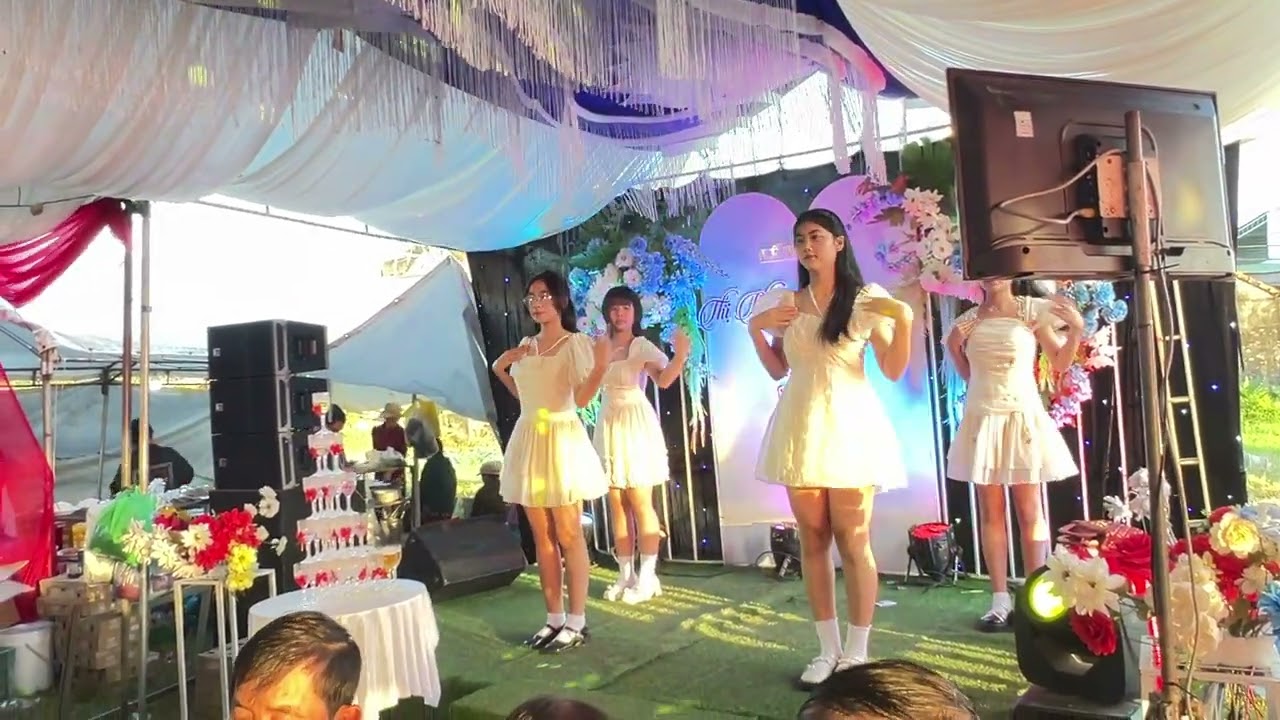 Biểu diễn đón chào cô dâu - Chú rể lên sân khấu