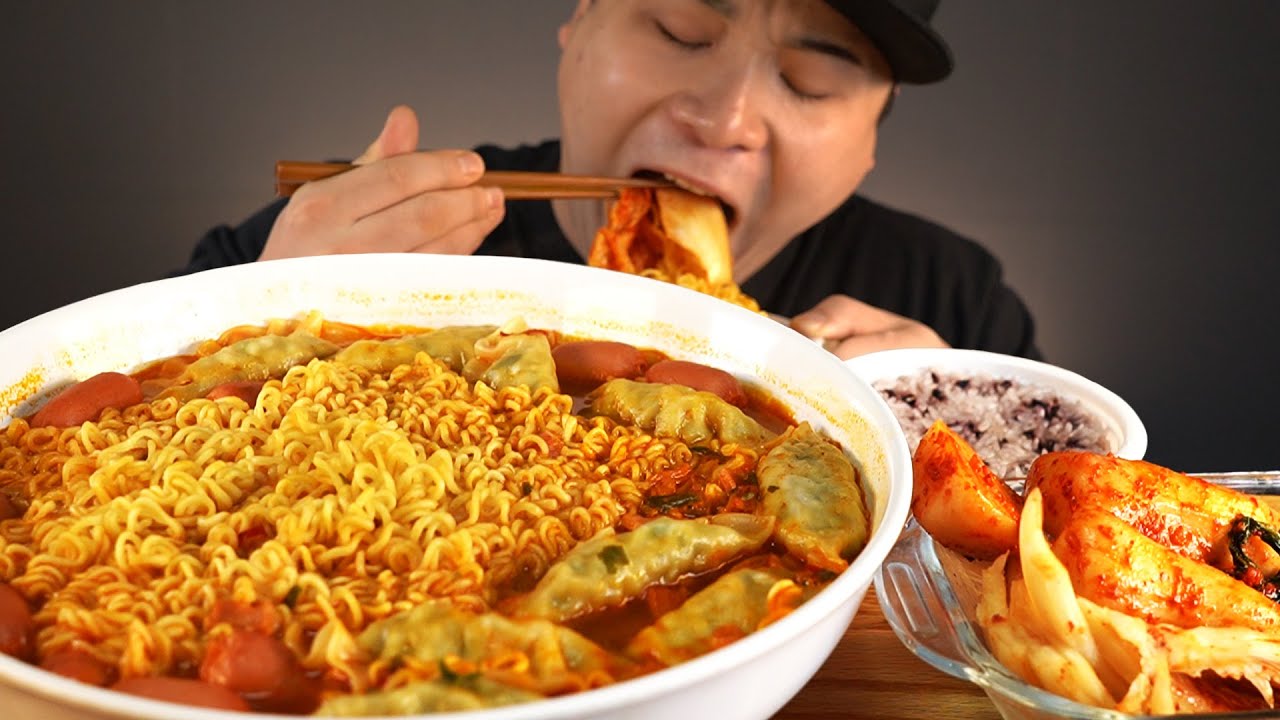 부대찌개라면에 만두, 소세지 추가해서 먹어보자~!! 리얼사운드 먹방 ASMR social eating Mukbang(Eating Show)