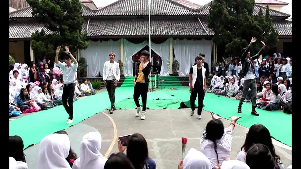 EXA-K (EXO COVER DANCE) At Moka SMK 1
