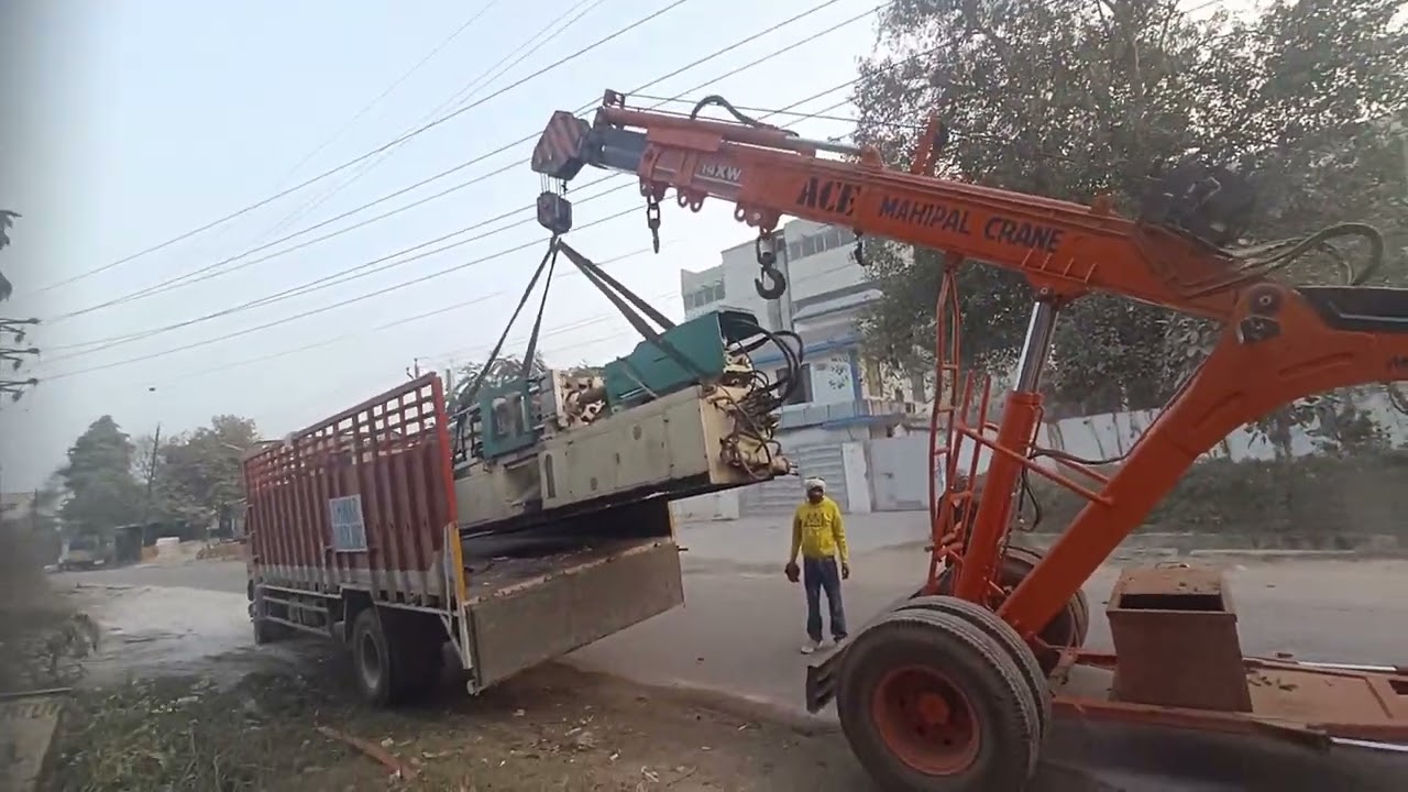 HYDRA CRANE WORKING FOR UNLODING MACHINES