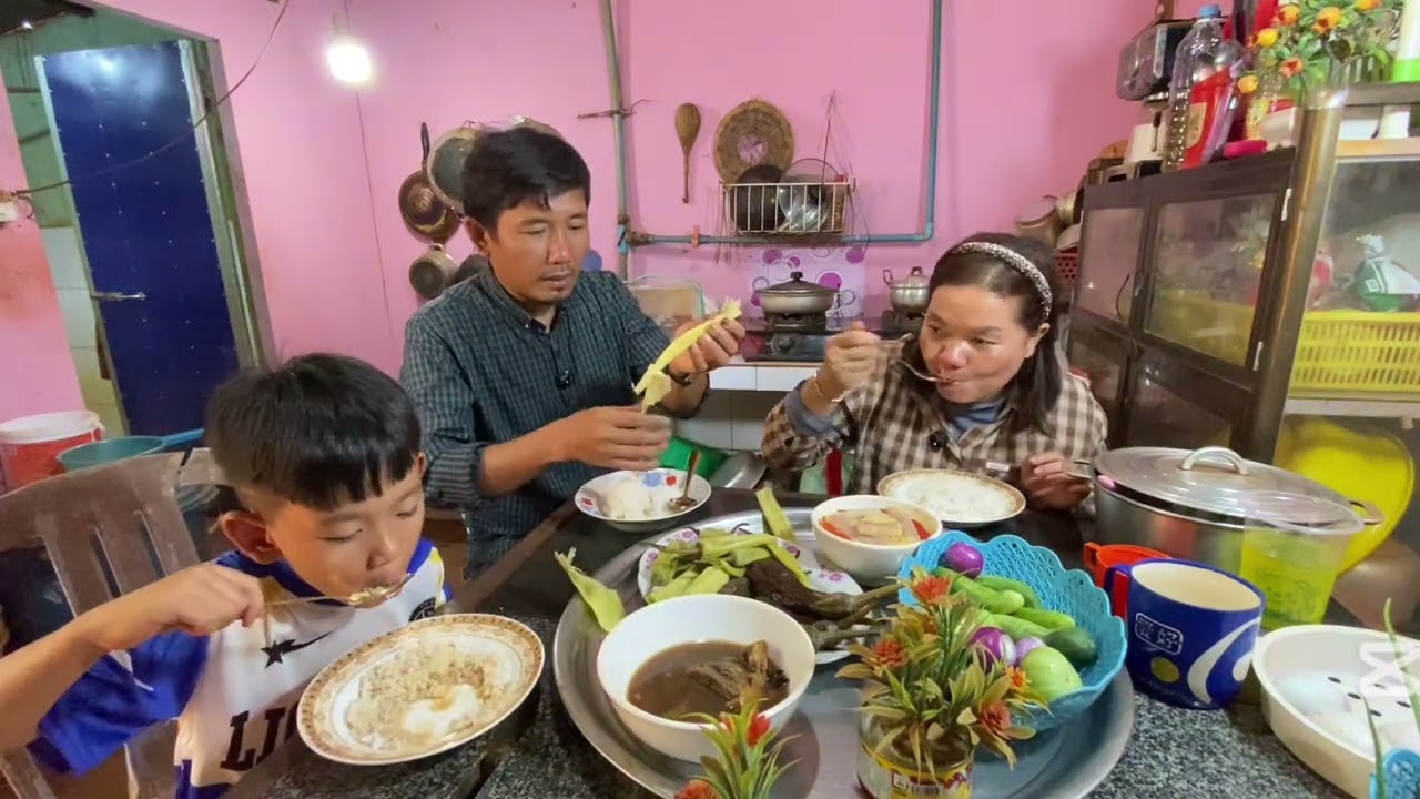 ថ្ងៃនេះប្រពន្ធខ្ញុំចឹញ្ចាំប្រហុកជាមួយសាច់ជ្រូកបីជាន់ , khmer cooking