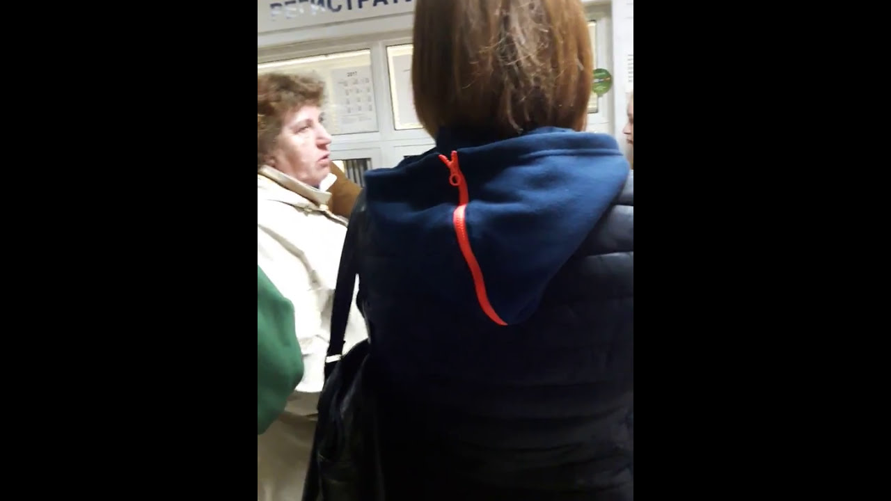 Скандальная бабка разносит очередь