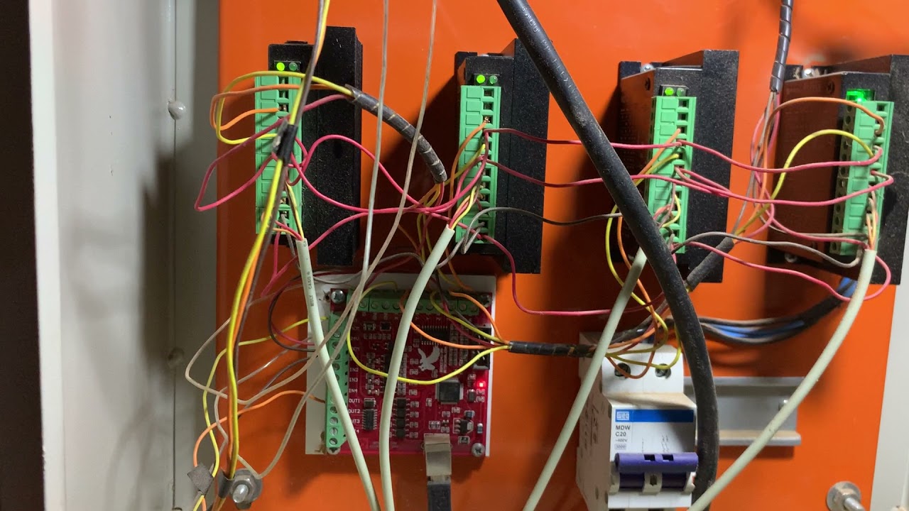 Utilizando o mesmo sinal pra dois driver e dois motores de passo na cnc router