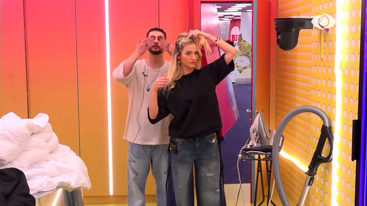 Gimbo ndihmon Selin teksa ajo stilon flokët