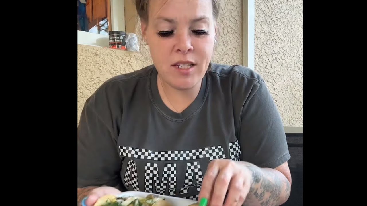 Eat with me!  Megan knees!? 🤦🏻‍♀️🤣